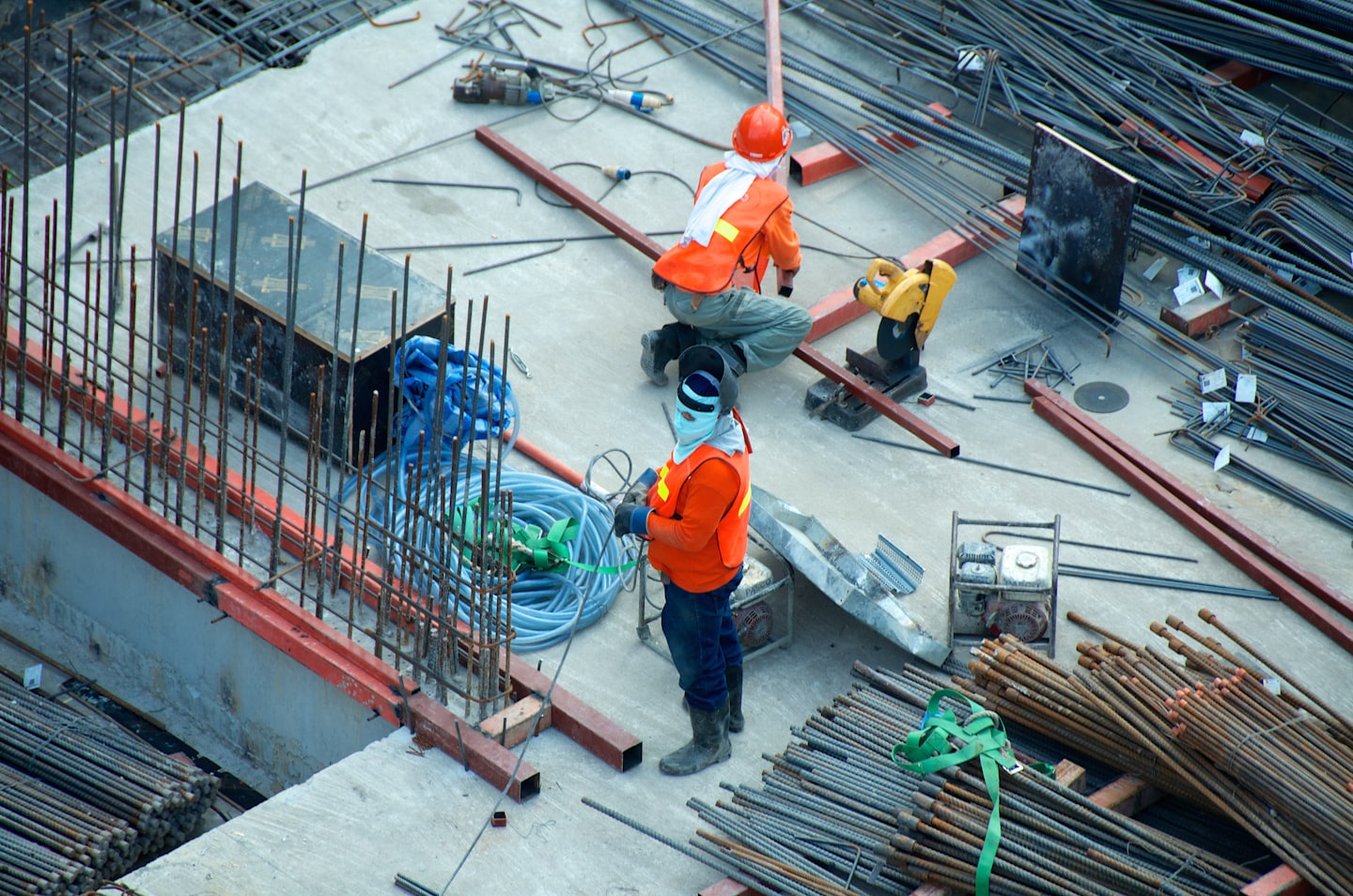 Trabajos profesionales de mantenimiento y construcción en inmuebles
